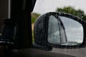 雨の日　車　イメージ画像